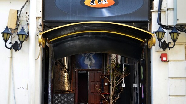 The entrance to a building with a sign reading "METROPOLÉ Retro Music Club." - Metropole Hotel (Limassol)