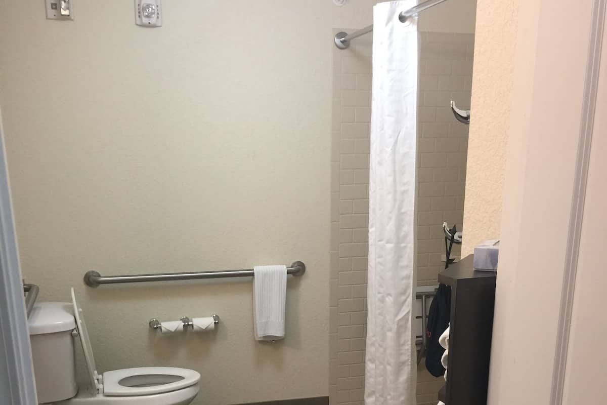 1 habitación, caja de seguridad en la habitación y escritorio