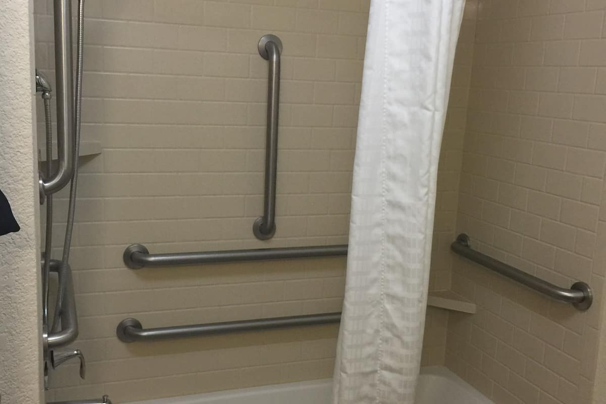 suite, 1 bedroom, transfer shower (communications) | room amenity