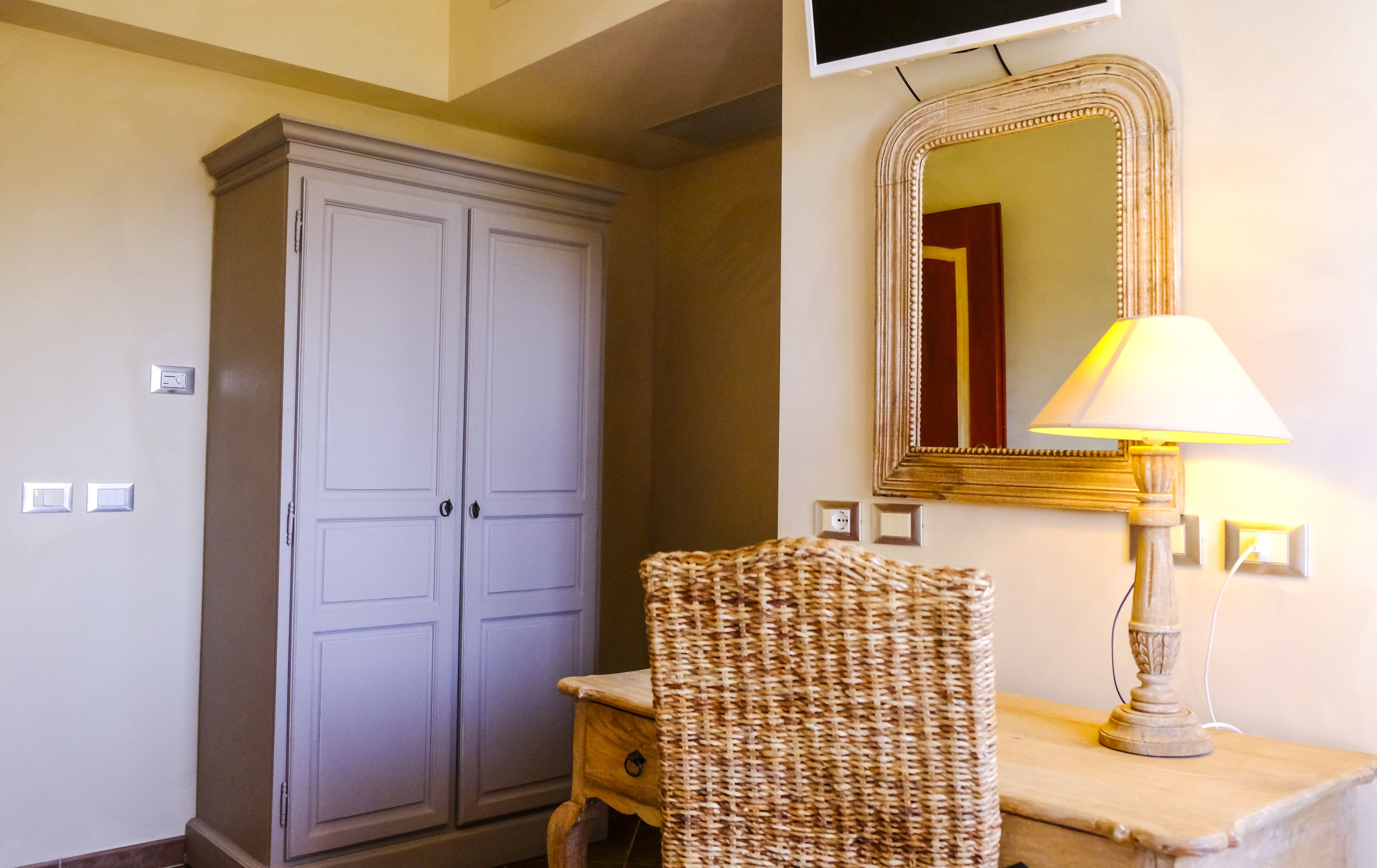 single room | 1 bedroom, premium bedding, minibar, in-room safe