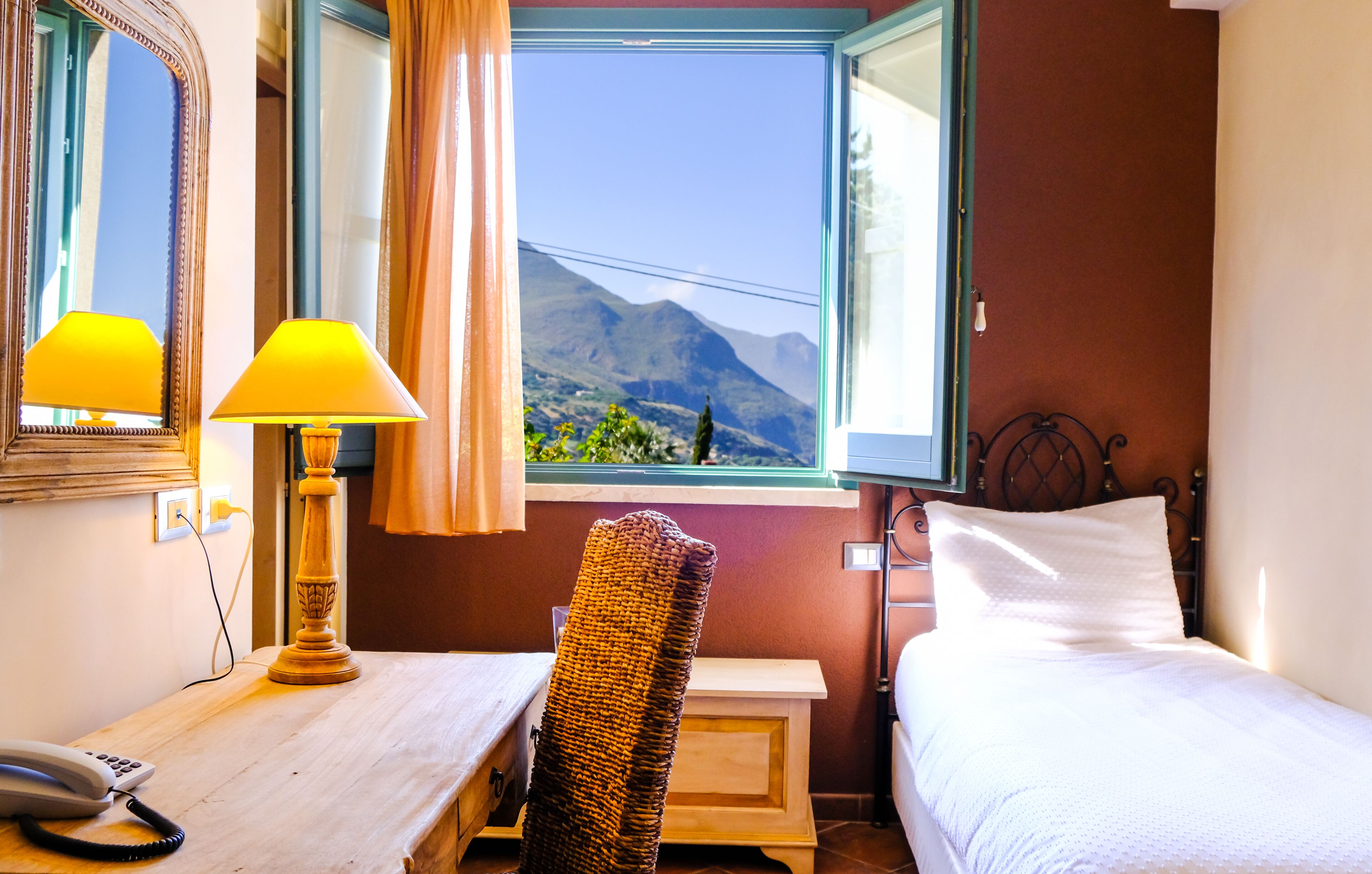 single room | 1 bedroom, premium bedding, minibar, in-room safe