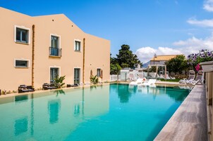 Una piscina al aire libre