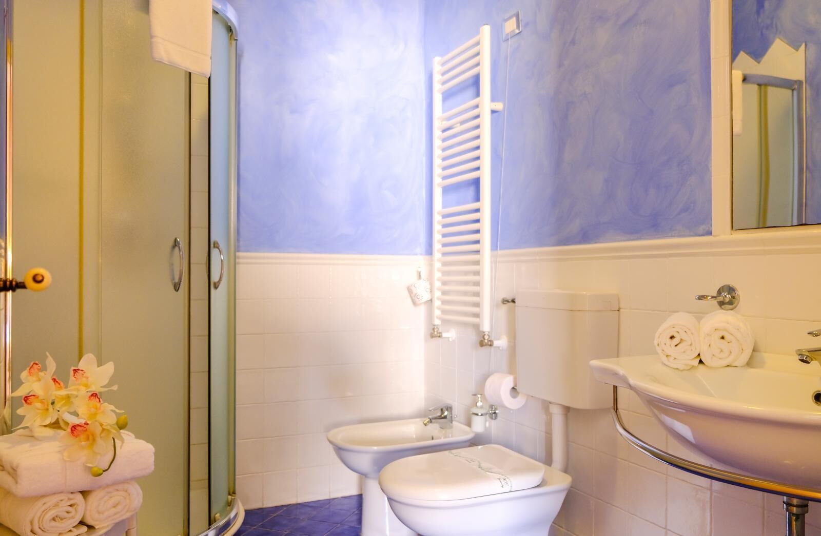 standard studio | bathroom | shower, hair dryer, towels