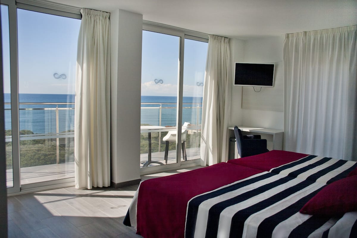 minibar, in-room safe, desk, blackout curtains