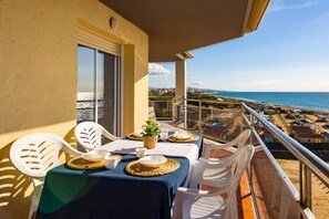 Outdoor dining - Apartamentos Bon Repos (Santa Susanna)