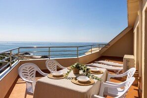 Outdoor dining - Apartamentos Bon Repos (Santa Susanna)