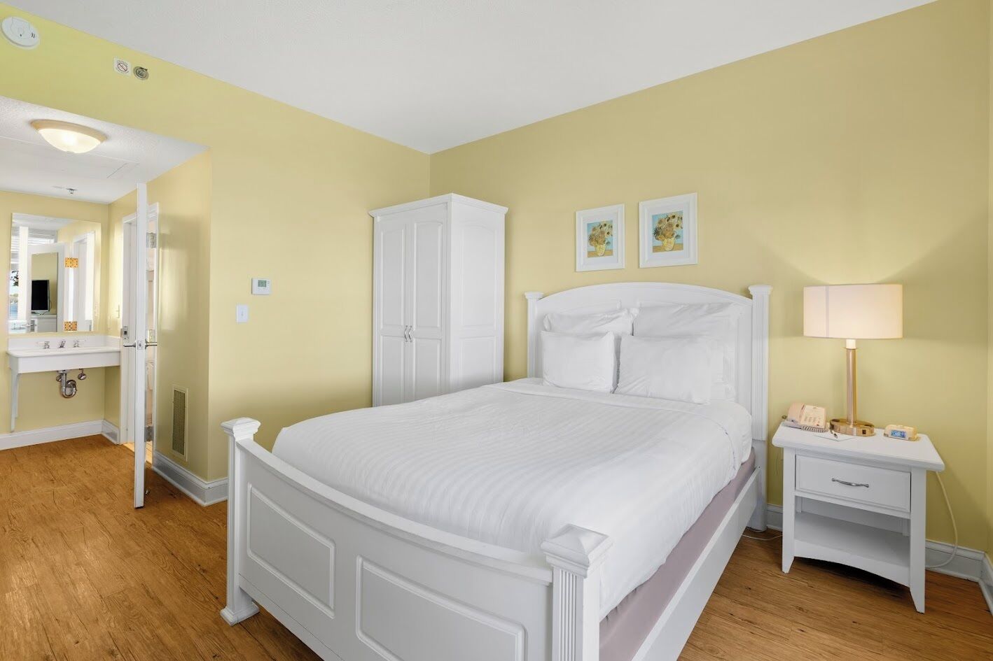 room, 1 queen bed, courtyard view | living area | flat-screen tv