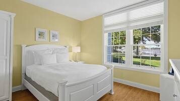 Room, 1 Queen Bed, Courtyard View | Premium bedding, pillow-top beds, iron/ironing board, free WiFi