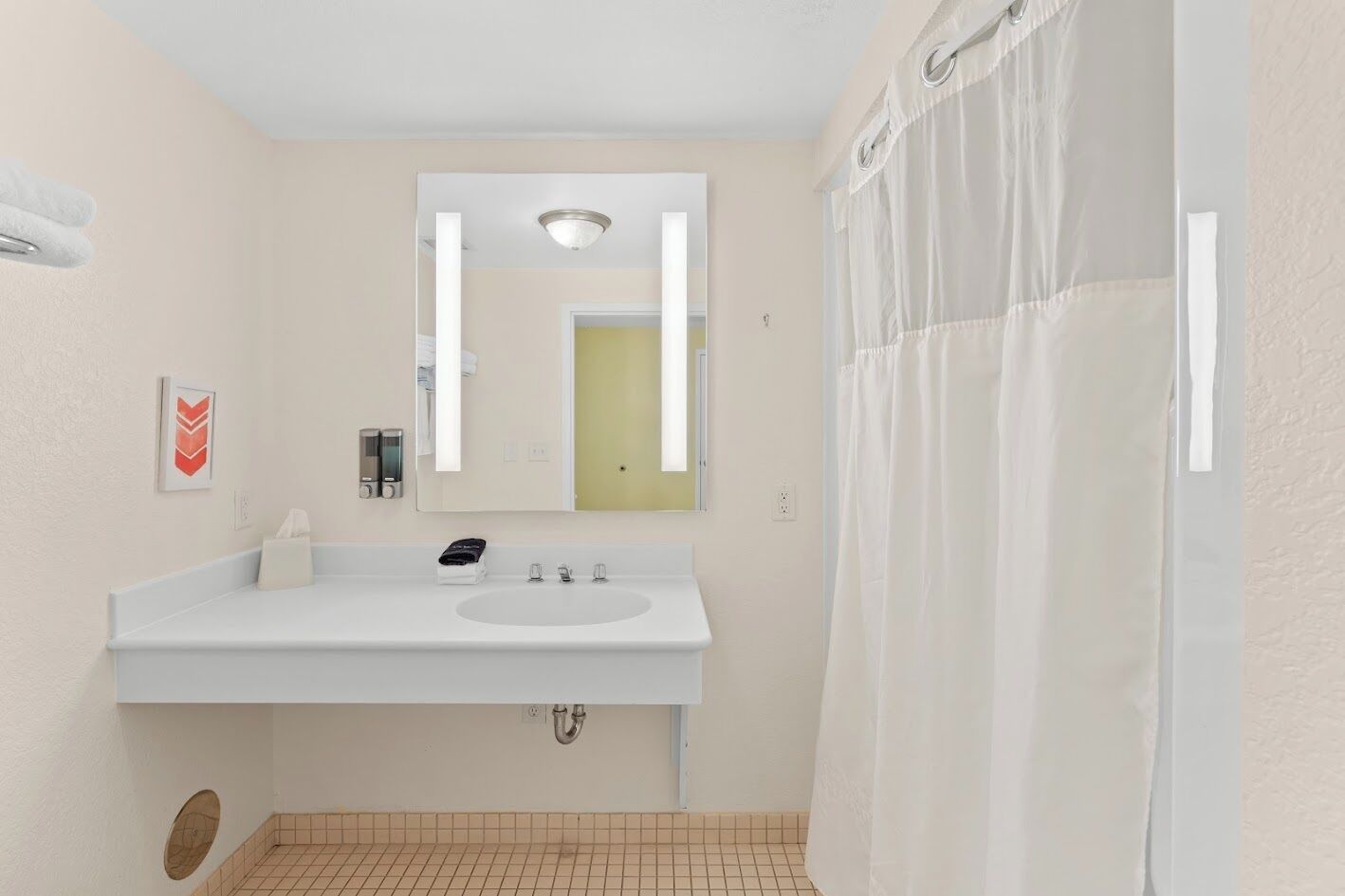 room, 1 queen bed, courtyard view | bathroom | combined shower/bathtub, free toiletries, hair dryer, towels