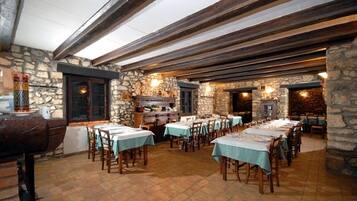 Phục vụ bữa tối, đặc sản vùng