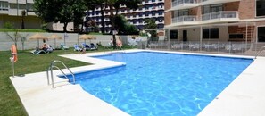 Outdoor pool, sun loungers - Mainare Playa (Fuengirola)