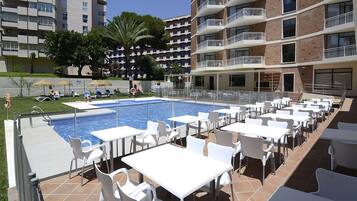 Piscina externa, espreguiçadeiras