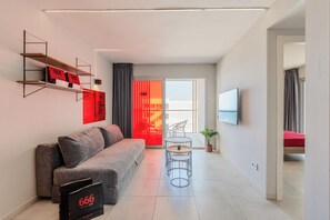 Room 666 - Unleash the Devil within | Área de sala de estar | Televisión de pantalla plana de 32 pulgadas con canales vía satélite 