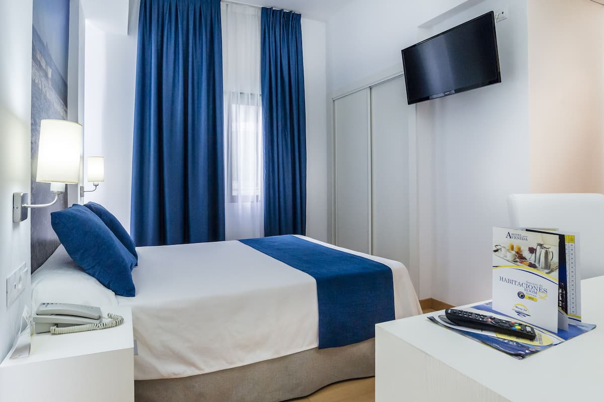 Minibar, caja de seguridad en la habitación y escritorio 