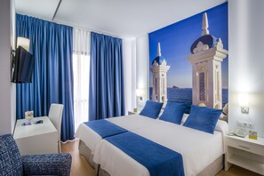 Minibar, in-room safe, desk, blackout curtains - Hotel Avenida (Benidorm)