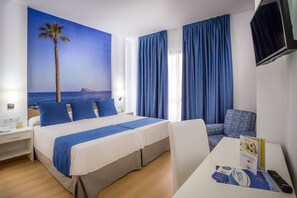 Minibar, in-room safe, desk, blackout curtains - Hotel Avenida (Benidorm)