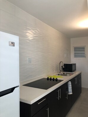 Apartemen Keluarga, 2 kamar tidur, dapur, tepi laut | Dapur pribadi | Lemari es besar, microwave, kompor, dan mesin pembuat kopi/teh