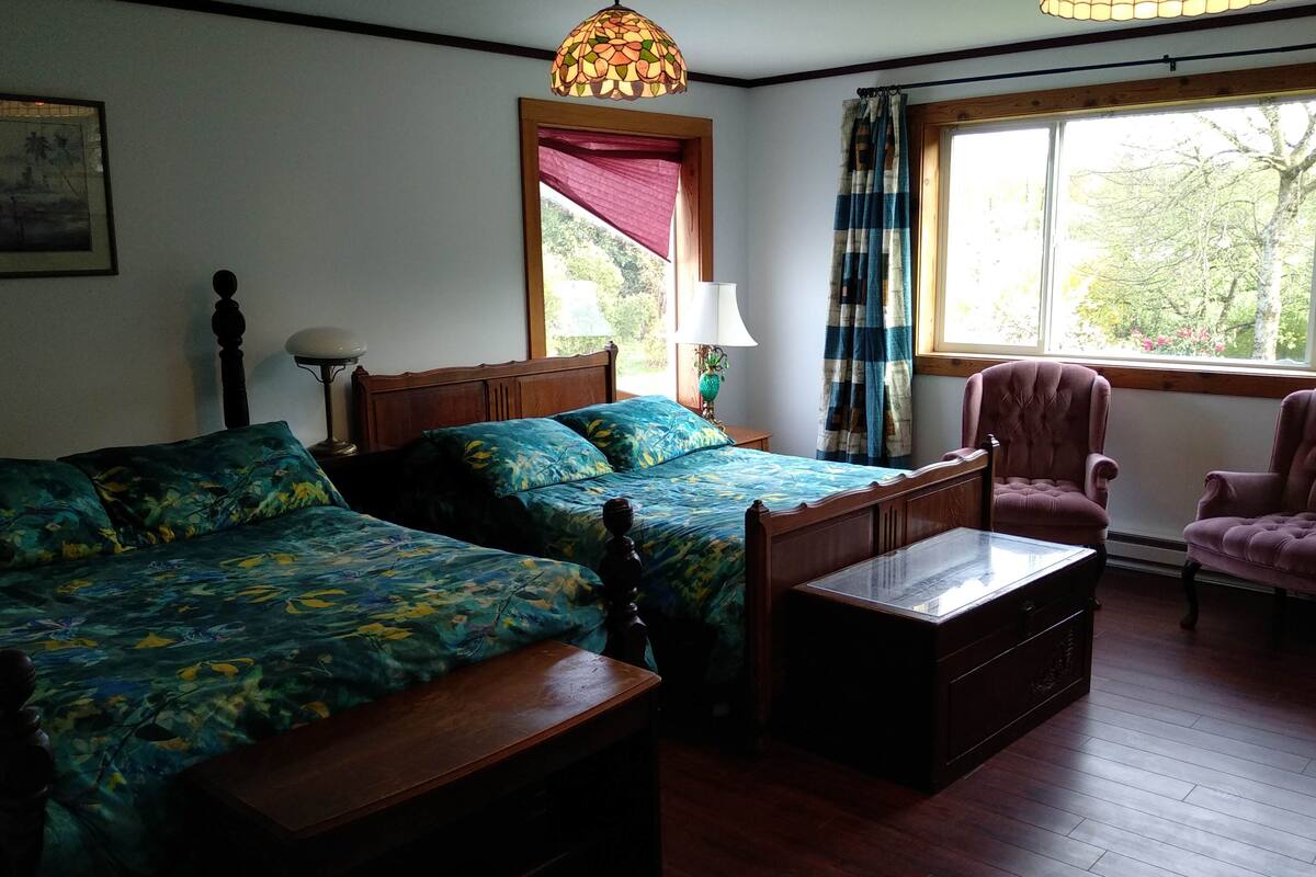Superior kamer, 2 tweepersoonsbedden, uitzicht op de binnenplaats | Luxe beddengoed, een strijkplank/strijkijzer, gratis wifi