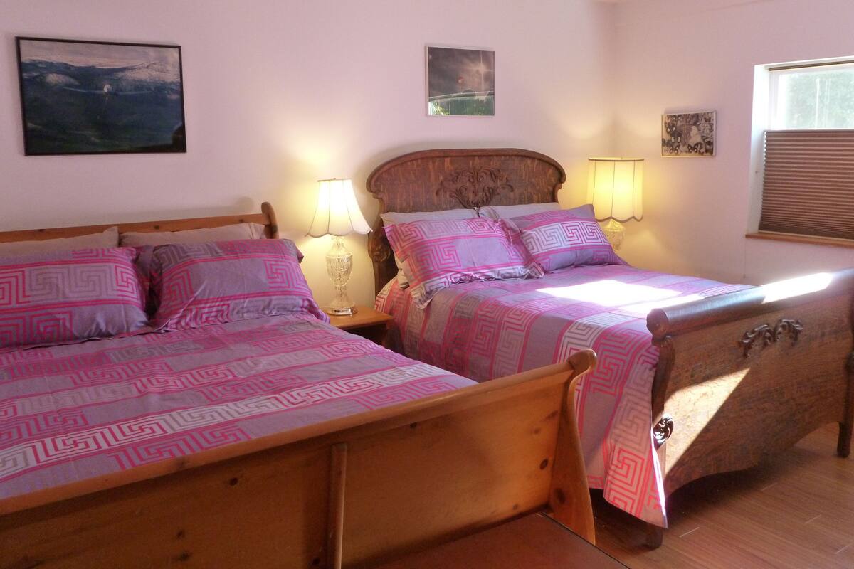 Standaard kamer, 2 tweepersoonsbedden | Luxe beddengoed, een strijkplank/strijkijzer, gratis wifi