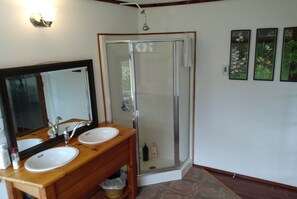 Superior kamer, 2 tweepersoonsbedden, uitzicht op de binnenplaats | Badkamer | Een haardroger, handdoeken