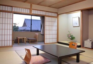 Traditional Room, Japanese Futon | Living area | Flat-screen TV