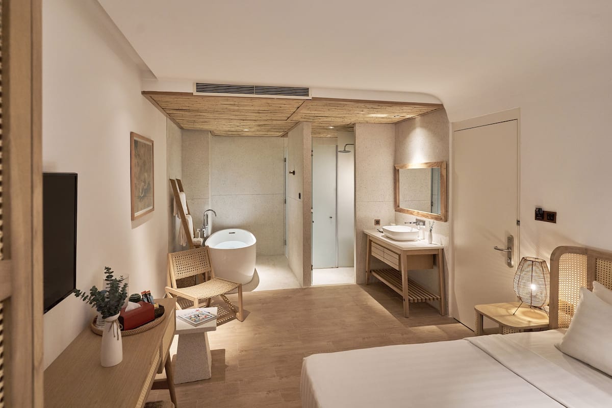 Phòng đôi Premier | Minibar, két bảo mật tại phòng, bàn