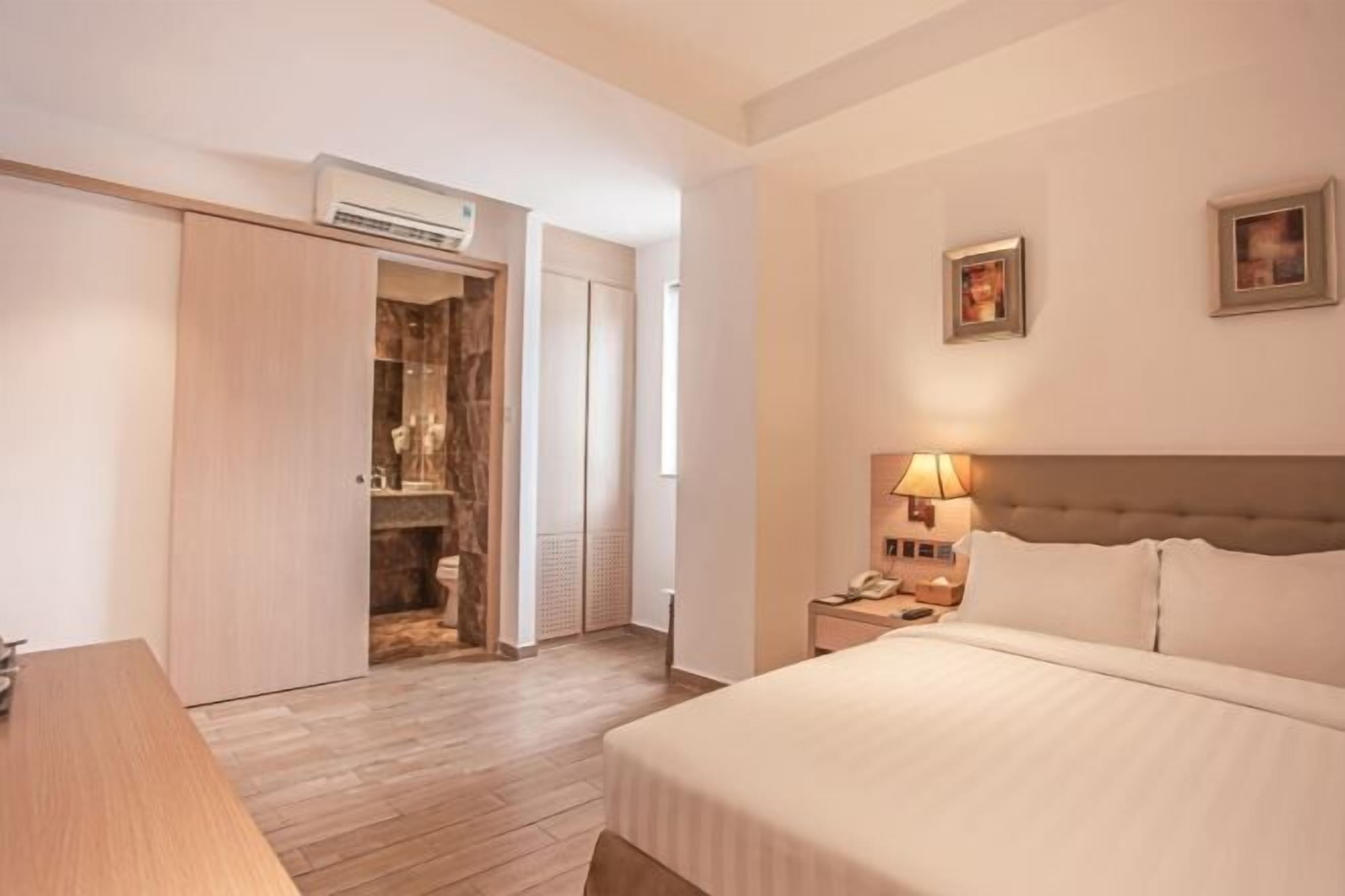 มินิบาร์, ตู้นิรภัยในห้องพัก, โต๊ะทำงาน, Wi-Fi ฟรี