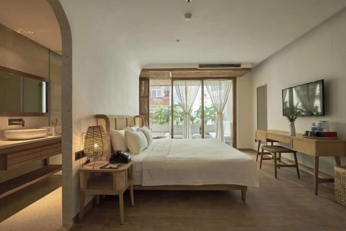 Minibar, in-room safe, desk, free WiFi