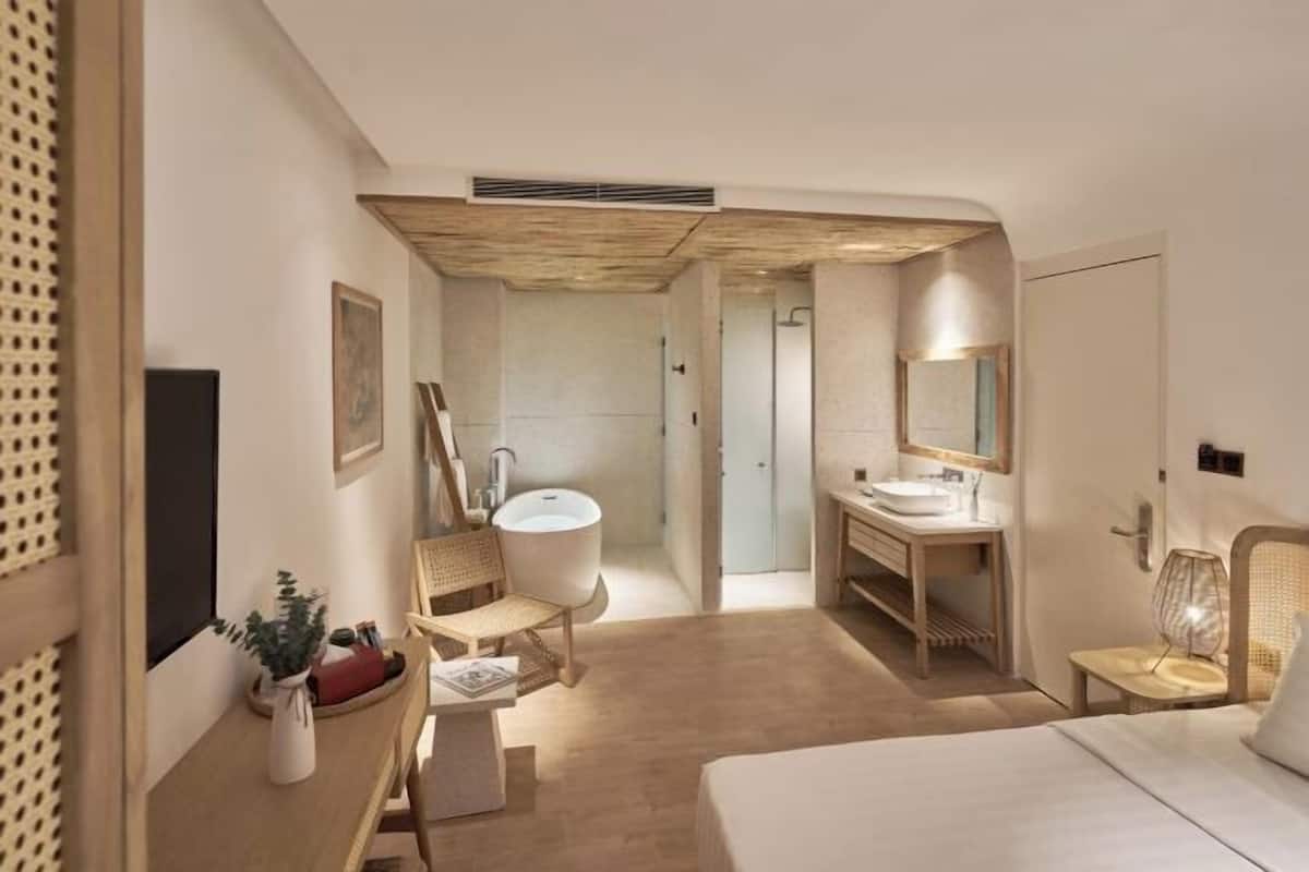 Minibar, in-room safe, desk, free WiFi