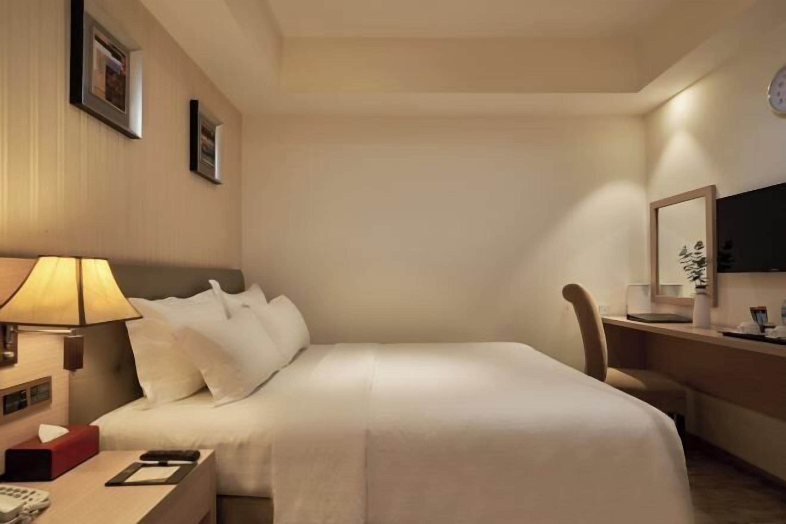 มินิบาร์, ตู้นิรภัยในห้องพัก, โต๊ะทำงาน, Wi-Fi ฟรี