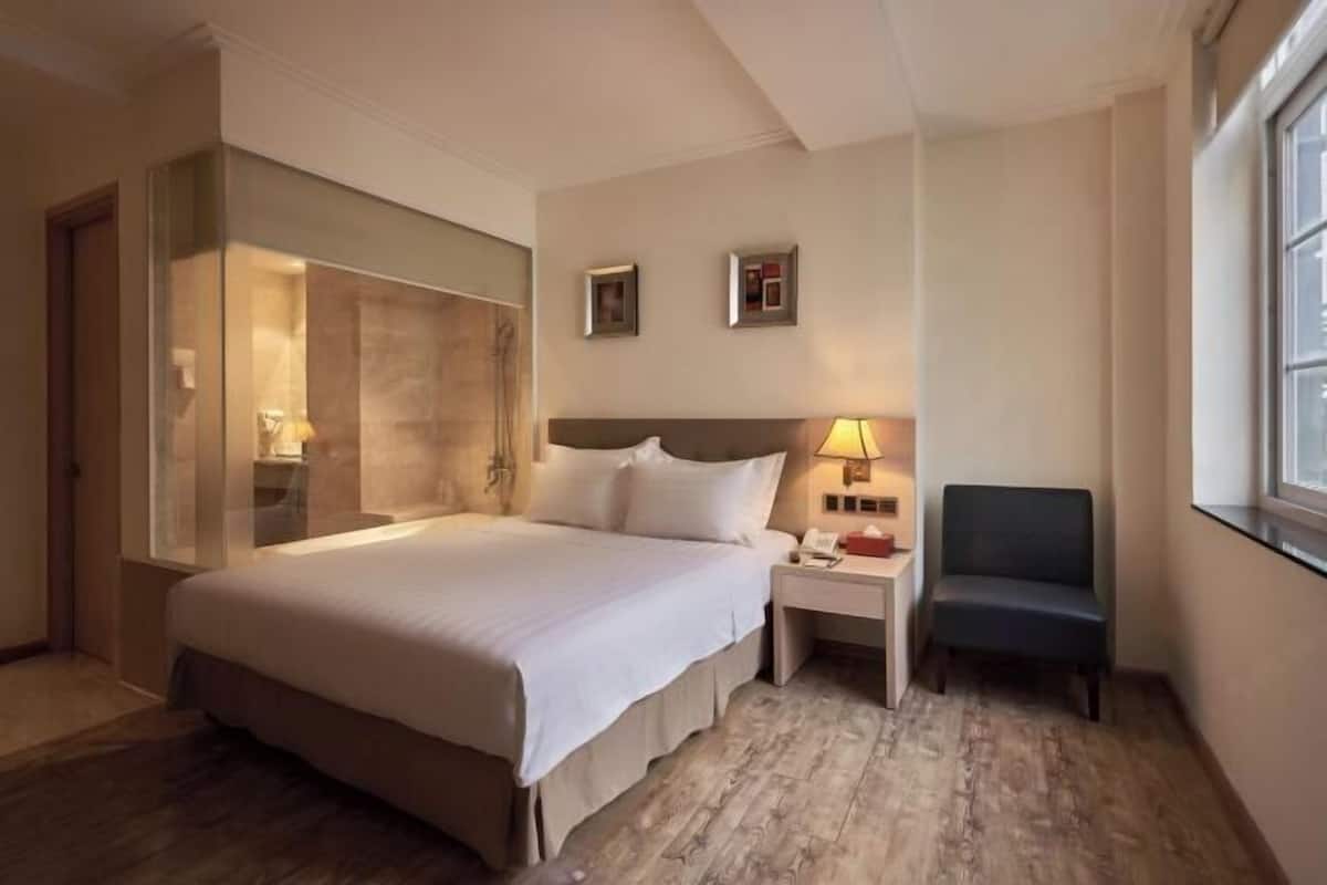 Minibar, in-room safe, desk, free WiFi