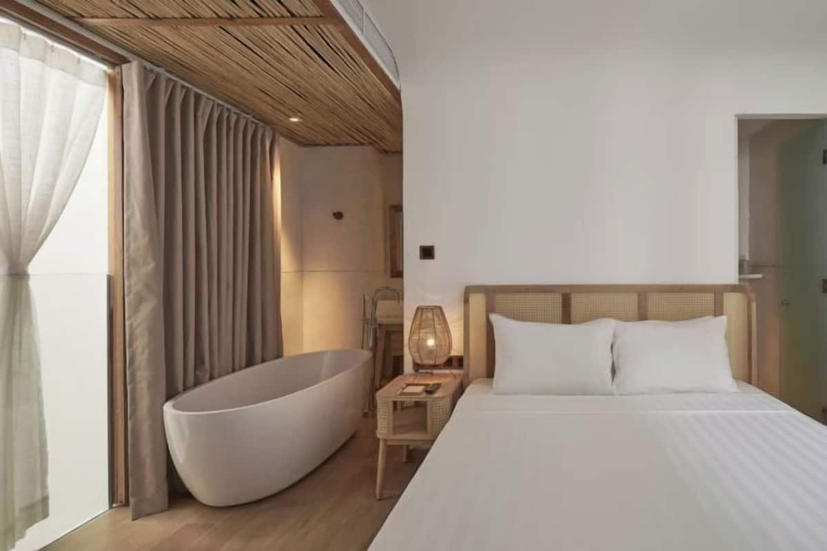 Minibar, in-room safe, desk, free WiFi