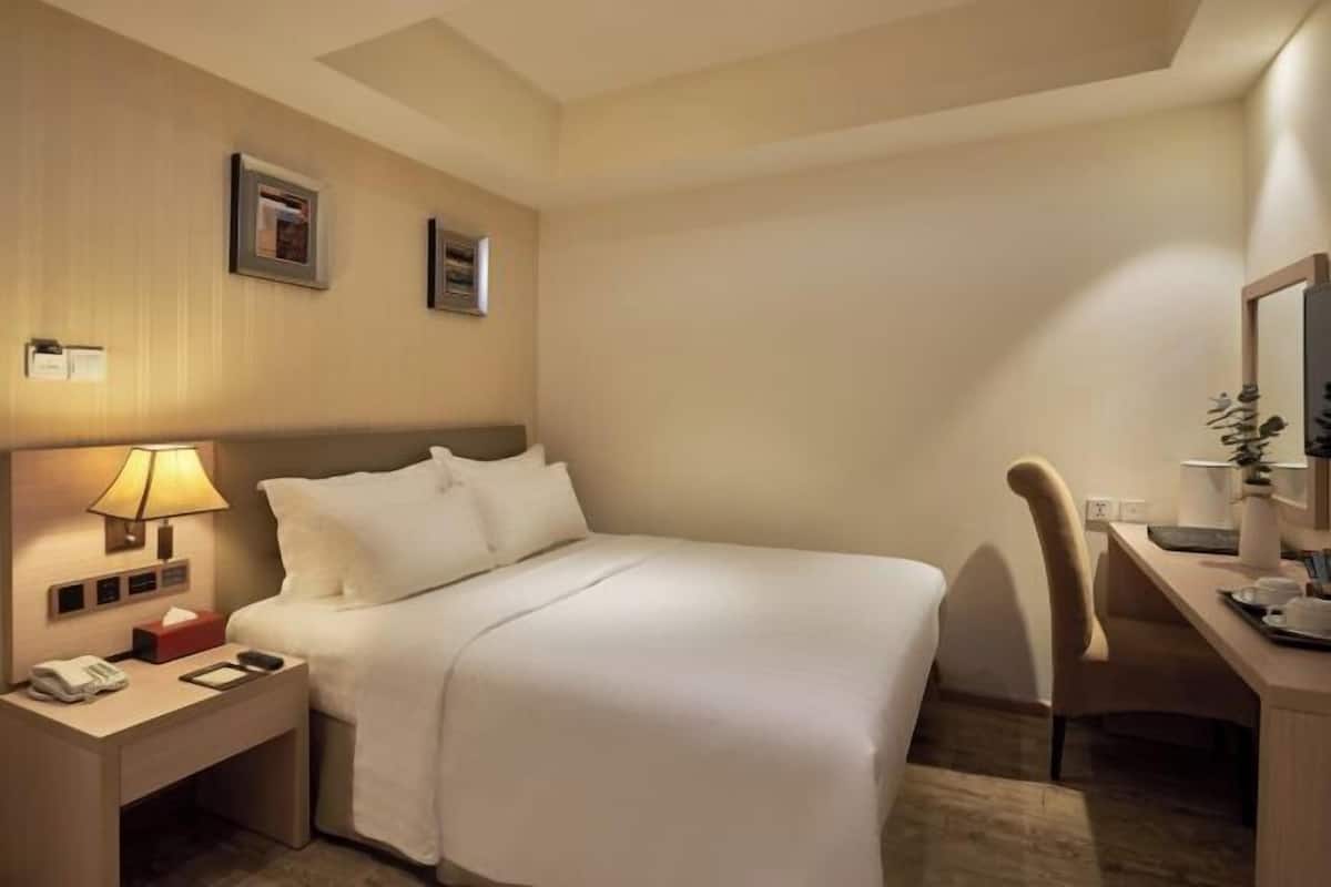 Minibar, in-room safe, desk, free WiFi