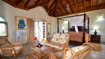 Superior Plus, 1 King Bed, Terrace, Ocean View | Meja kerja, kedap suara, dan setrika/meja setrika