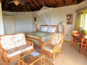 Habitación superior, 1 cama de matrimonio grande, terraza, vistas al jardín | 1 dormitorio, escritorio, sistema de insonorización