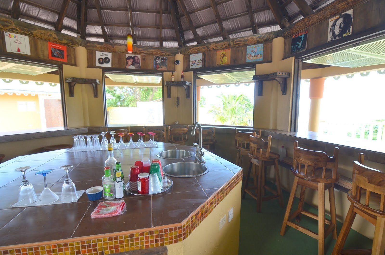 ocean views, serves breakfast, lunch and dinner