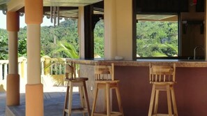 Con vista al mar, se sirven desayunos, almuerzos y cenas