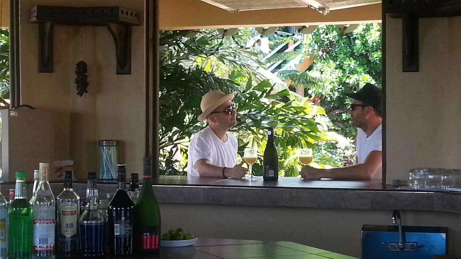 ocean views, serves breakfast, lunch and dinner