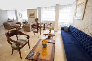 Lobby sitting area - Hotel Santa Cruz (Lima)