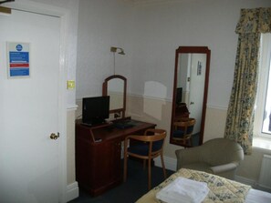 Habitació amb dos llits individuals clàssica | Roba de llit d'alta qualitat i cortines opaques 