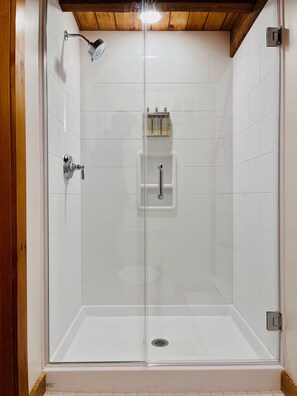 Shower, rainfall showerhead, free toiletries, hair dryer