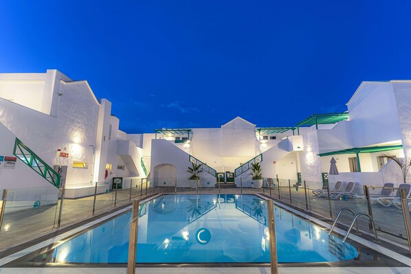 3 piscines extérieures