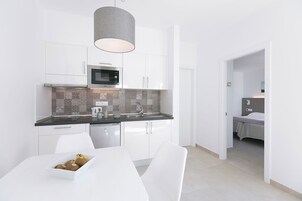 Cortinas opacas, cunas (de pago), camas supletorias y wifi