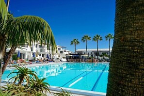 Outdoor pool - Plaza Azul Apartments (Tias)