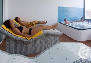 A spa area with two massage tables and a separate hot tub. - Monéa Royal Mónica (Yaiza)