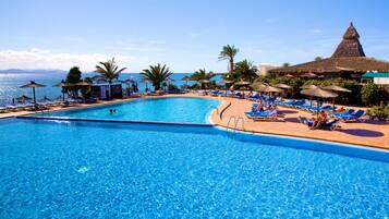 Una piscina al aire libre, tumbonas