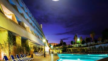 Outdoor pool, pool loungers