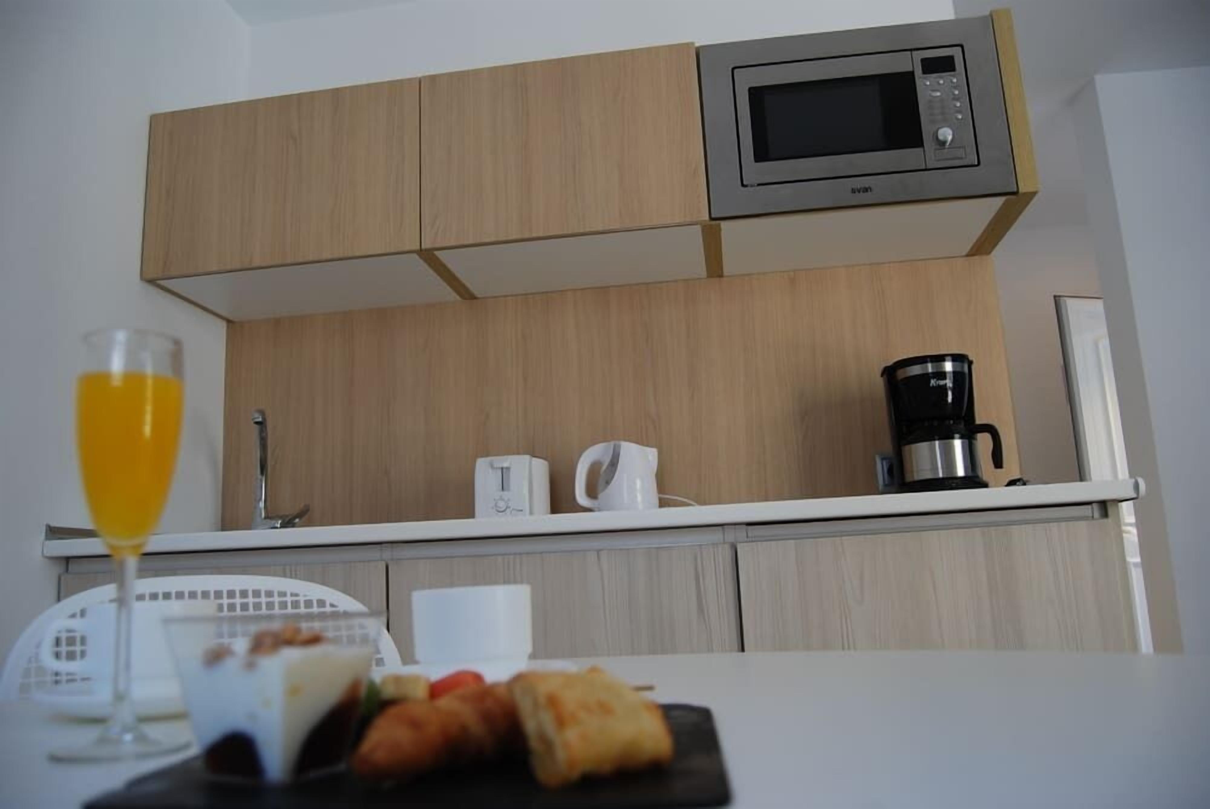 fridge, microwave, stovetop, coffee/tea maker