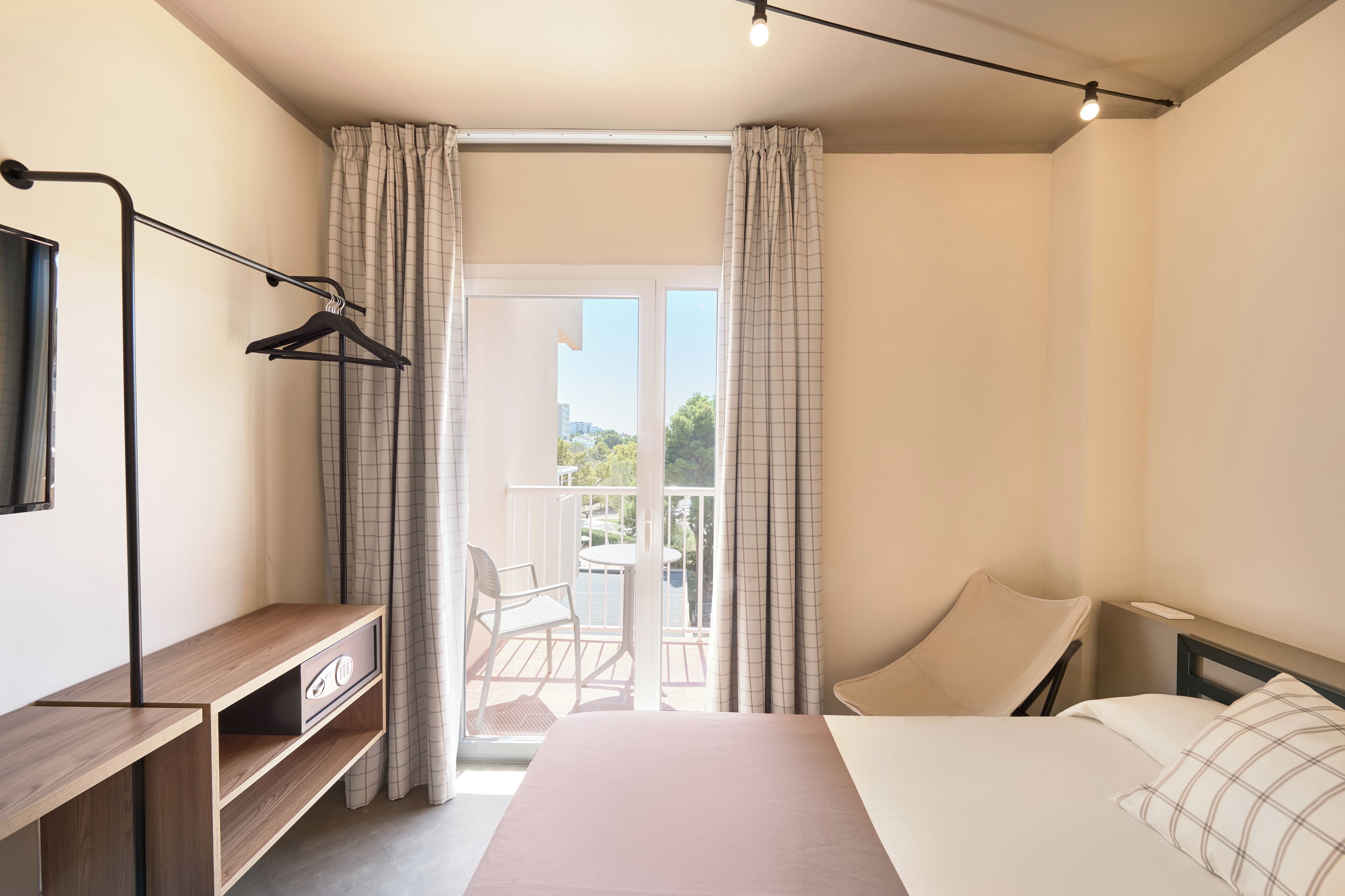 single room, balcony (bed & unlimited brunch) | in-room safe, desk, laptop workspace, blackout curtains