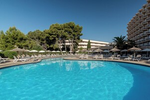 Una piscina al aire libre (de 10:00 a 18:00), sombrillas, tumbonas